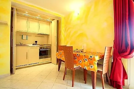 Sleeps 4 Air Con Wifi Apartment La Spezia