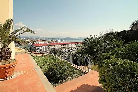 Apartment Sleeps 4 Air Con Wifi La Spezia